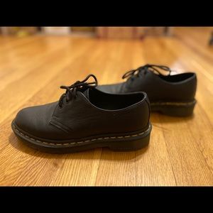 Beautiful classic dr.marten flats